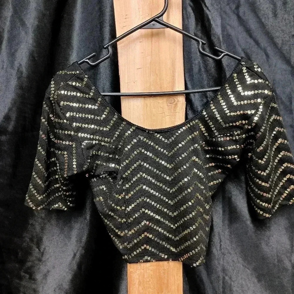 Black and gold sequin crop top unknown brand size small never been worn - Picture 3 of 5